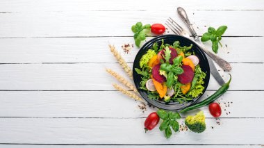 Taze pancar, domates ve marul salatası. Sağlıklı gıda. Beyaz ahşap bir masa üzerinde. Üstten görünüm. Metin için boş alan.