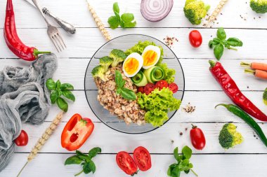 Tavuk yumurta, domates ve sebze yulaf ezmesi. Sağlıklı gıda. Beyaz ahşap bir masa üzerinde. Üstten görünüm. Metin için boş alan.