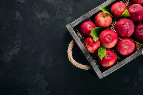 Färska Röda Äpplen Trälåda Ekologisk Mat Svart Bakgrund Ovanifrån Ledigt — Stockfoto