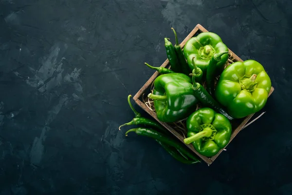 Färsk Grön Paprika Och Chilipeppar Trälåda Ovanifrån Ledigt Utrymme För — Stockfoto