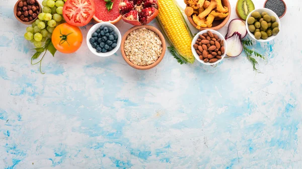 Gesunde Kost Auf Einem Weißen Holztisch Frisches Gemüse Obst Nüsse — Stockfoto