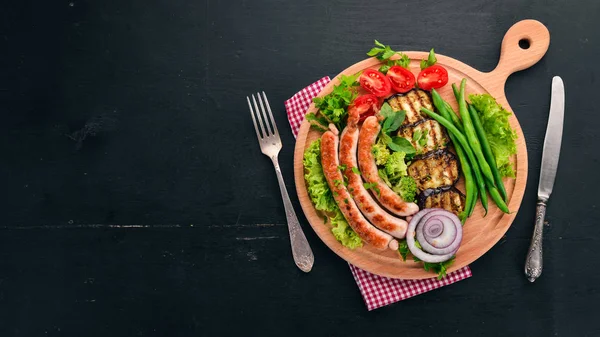 Gegrilde Worst Met Aubergine Bonen Tomaten Het Bord Gezonde Voeding — Stockfoto