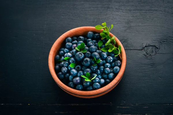 Blueberries Leaves Wooden Plate Wooden Background Top View Free Space — Stock Photo, Image