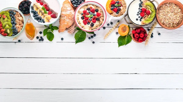 Große Auswahl Haferbrei Mit Früchten Und Beeren Frühstück Auf Weißem — Stockfoto