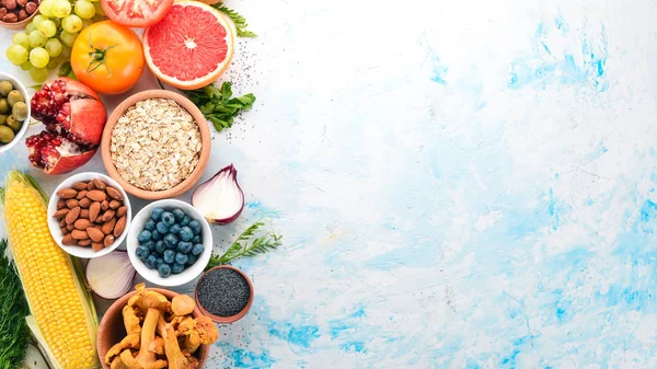 Comida Saludable Una Mesa Madera Blanca Verduras Frescas Frutas Frutos —  Fotos de Stock