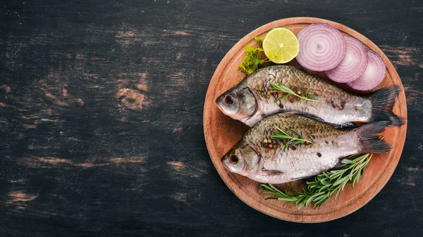 Pesce Crudo Con Spezie Verdure Carpa Uno Sfondo Legno Vista — Foto Stock