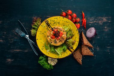 Sosis, mantar ve taze sebze salatası. Ahşap bir masaya. Üstten görünüm. Kopya alanı.