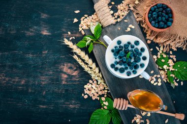 Yabanmersinli yoğurtlu. Kahvaltı. Ahşap bir arka plan üzerinde. Üstten görünüm. Metin için boş alan.