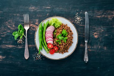 Mercimek turp, domates, fasulye ve sebze ile. Sağlıklı gıda. Siyah ahşap bir masa üzerinde. Üstten görünüm. Metin için boş alan.