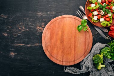 Mutfak kurulu taze sebze ile. Ahşap bir masaya. Üstten görünüm. Metin için boş alan.