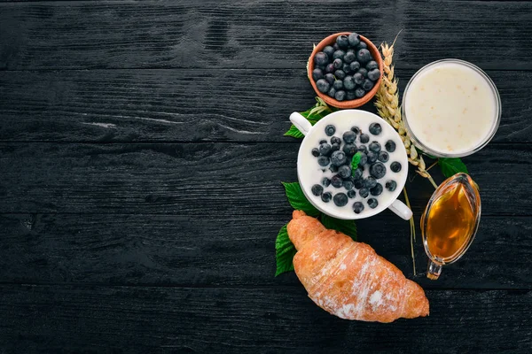 Joghurt Mit Blaubeeren Frühstück Auf Einem Hölzernen Hintergrund Ansicht Von — Stockfoto