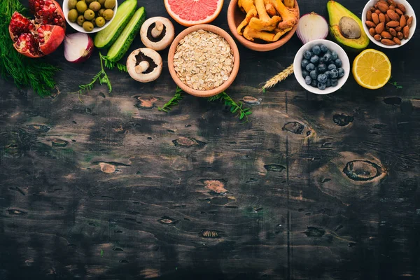 Mat Grönsaker Frukter Nötter Och Bär Vitaminer Ett Gammalt Träbord — Stockfoto
