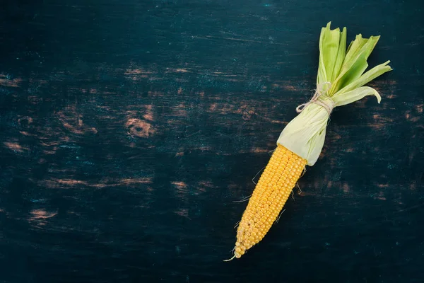 Verse Gele Maïs Een Zwarte Houten Tafel Groenten Bovenaanzicht Kopiëren — Stockfoto