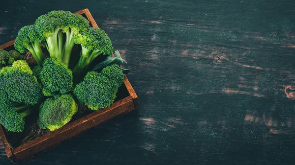 Broccoli Een Houten Doos Gezonde Voeding Een Houten Achtergrond Bovenaanzicht — Stockfoto