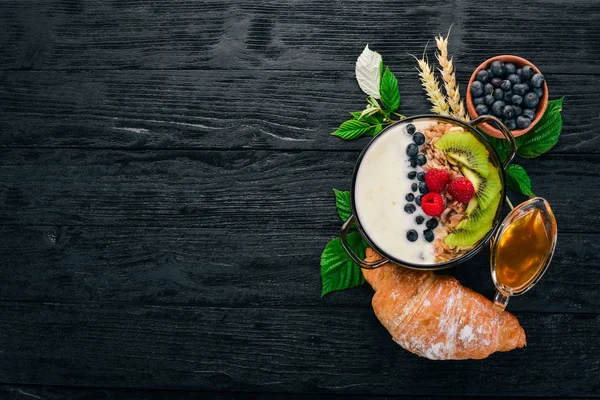 Haferflocken Mit Joghurt Und Früchten Und Beeren Kiwi Blaubeere Himbeere — Stockfoto