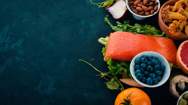 Sada Zdravých Potravin Kamenný Stůl Ryby Zelenina Ovoce Ořechy Plody — Stock fotografie