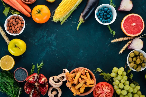 Comida Verduras Frutas Frutos Secos Bayas Comida Saludable Mesa Piedra —  Fotos de Stock