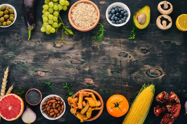 Essen Gemüse Obst Nüsse Und Beeren Vitamine Auf Einem Alten — Stockfoto
