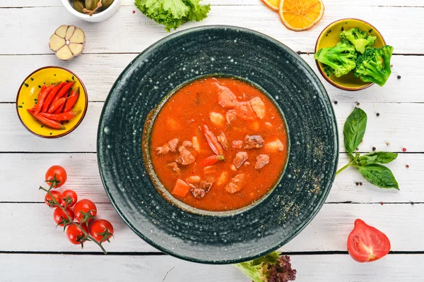 Sopa Tomate Com Carne Bovina Pimentão Chervrniy Prato Numa Mesa — Fotografia de Stock