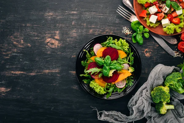 Taze Pancar Domates Marul Salatası Sağlıklı Gıda Siyah Ahşap Bir — Stok fotoğraf