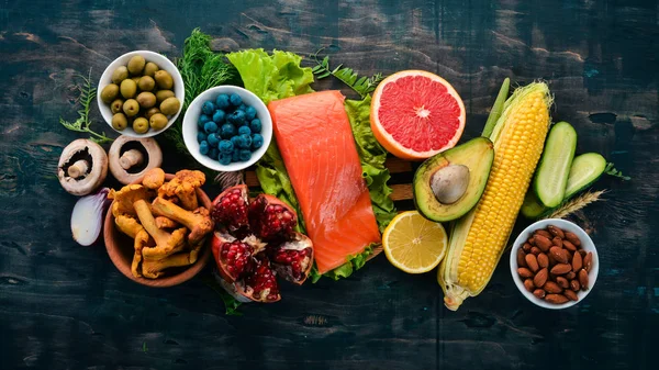 Egészséges Étel Hal Dió Friss Zöldségek Gyümölcsök Egy Régi Fából — Stock Fotó