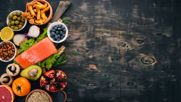 Comida Saludable Pescado Nueces Verduras Frescas Frutas Una Vieja Mesa —  Fotos de Stock