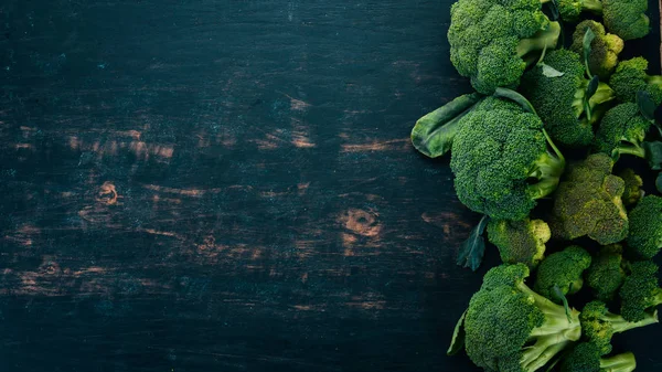 Färsk Grön Broccoli Råa Grönsaker Trä Bakgrund Ovanifrån Kopiera Utrymme — Stockfoto
