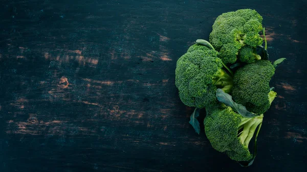 Färsk Grön Broccoli Råa Grönsaker Trä Bakgrund Ovanifrån Kopiera Utrymme — Stockfoto