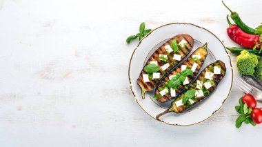 Patlıcan ızgara peynir ve fesleğen ile. Sağlıklı gıda. Beyaz ahşap bir masa üzerinde. Üstten görünüm. Metin için boş alan.