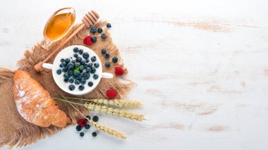 Yabanmersinli yoğurtlu. Kahvaltı. Ahşap bir arka plan üzerinde. Üstten görünüm. Metin için boş alan.