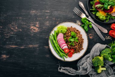 Mercimek turp, domates, fasulye ve sebze ile. Sağlıklı gıda. Siyah ahşap bir masa üzerinde. Üstten görünüm. Metin için boş alan.