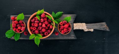 Taze ahududu meyveleri. Ahşap bir arka plan üzerinde. Üstten görünüm. Metniniz için boş alan.