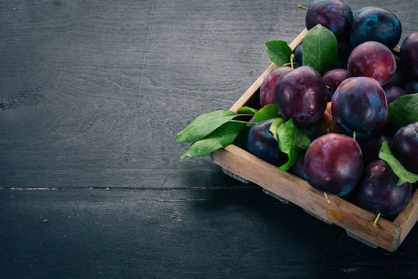 Erik mezarda yaprakları ile. Siyah ahşap arka plan üzerinde. Üstten görünüm. Metniniz için boş alan.