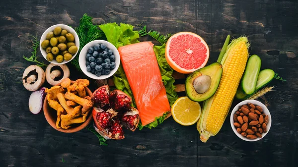 Comida Saudável Peixe Nozes Legumes Frescos Frutas Numa Velha Mesa — Fotografia de Stock