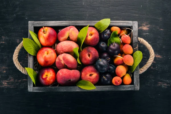 Färsk Frukt Trälåda Aprikos Persika Nektarin Plommon Trä Bakgrund Ovanifrån — Stockfoto
