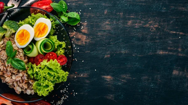 鶏の卵 プチトマト 野菜とオートミール 健康食品 黒い木製のテーブル 平面図です テキスト用の空き容量 — ストック写真