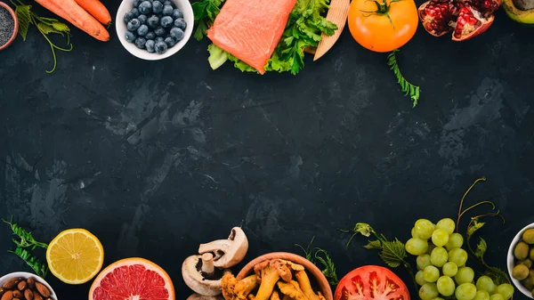 Una Serie Cibo Sano Una Tavola Pietra Pesce Verdure Frutta — Foto Stock