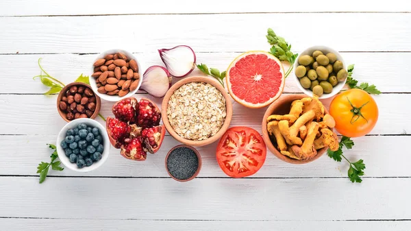 白い木製のテーブルの健康食品 新鮮な野菜 ナッツ キノコ 平面図です テキスト用の空き容量 — ストック写真
