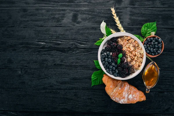 Haferflocken Mit Blaubeeren Und Brombeeren Auf Einem Hölzernen Hintergrund Ansicht — Stockfoto