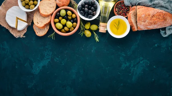 Set Green Olives Black Olives Bread Cheese Spices Black Stone — Stock Photo, Image