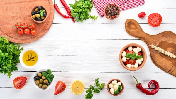 Mozzarella Pomodorini Foglie Basilico Olio Olive Pepe Insalata Caprese Tavolo — Foto Stock