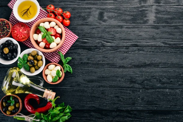 Ingredienti Insalata Caprese Italiana Mozzarella Pomodorini Foglie Basilico Olive Olio — Foto Stock