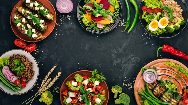 Set Cibo Petto Pollo Alla Griglia Salsicce Melanzane Pomodorini Verdure — Foto Stock