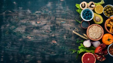 Gıda. Sebze, meyve, fındık ve çilek. Vitaminler. Eski bir ahşap masa üzerinde. Üstten görünüm. Metin için boş alan.