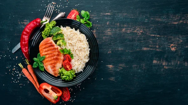 Hühnerbrustgrill Mit Reis Und Gemüse Gesunde Ernährung Auf Einem Schwarzen — Stockfoto