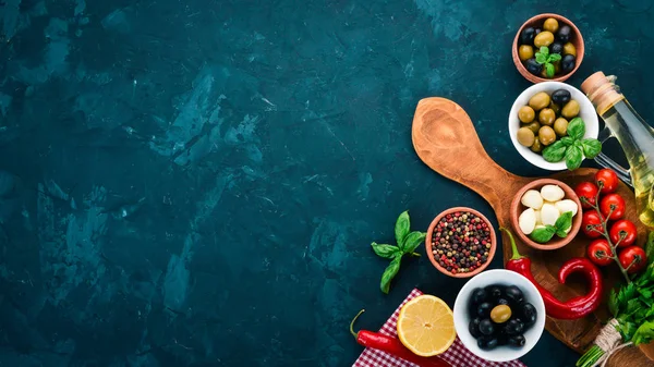 Cozinhar Uma Salada Caprese Queijo Mussarela Tomate Cereja Azeitonas Folhas — Fotografia de Stock