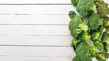 Taze yeşil brokoli. Çiğ sebze. Ahşap bir arka plan üzerinde. Üstten görünüm. Kopya alanı.