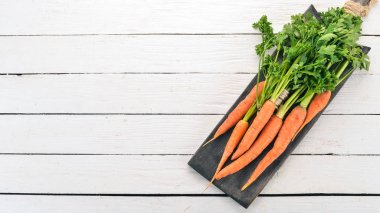 Taze havuç. Taze sebze. Ahşap bir arka plan üzerinde. Üstten görünüm. Kopya alanı.