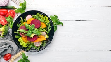 Taze pancar, domates ve marul salatası. Sağlıklı gıda. Beyaz ahşap bir masa üzerinde. Üstten görünüm. Metin için boş alan.