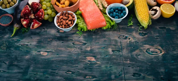 Comida Saudável Peixe Nozes Legumes Frescos Frutas Numa Velha Mesa — Fotografia de Stock